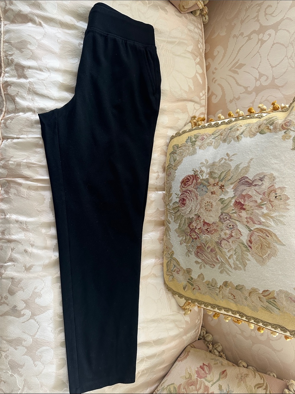 White House, Black market Black knit Stretch Pull-On Pants size 6